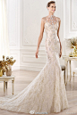 Atelier Pronovias 2014婚纱系列，整体颜色为白色和金色，金色的圆形珠片与白色的叶子形珠片是镶嵌的重点，金色的刺绣与水晶色串珠相呼应也使得婚纱显得更加华美奢华。