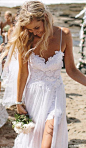 【揭晓世界上最受欢迎的婚纱】这件婚纱来自澳洲品牌Grace Loves Lace，这件Hollie dress 已经在Pinterest被po了250万次，远超过任何一件其他品牌的婚纱。目前这件Hollie dress已全部售完，相似设计的Hollie 2.0 dress目前已被设计出来，售价2200美金～ 近期考虑结婚或拍婚纱照的妹子们可以参考一下哦。