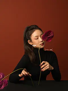 我就这样成了美甲店“代言人” : 看了我前两天的小可爱应该对这组“代盐”照不陌生。在女神节来临前，我成为了我们美甲店新一季海报的模特担当（当然不会告诉你是为了控制成本）。 今天就借这个海报和大家分享一些关于我对美甲店营