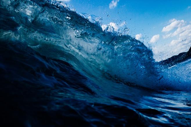 beach waves at dayti...