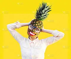 情感有趣的女孩，与菠萝相反头在有趣的太阳镜眼镜。夏天用红红的嘴唇和漫画兴奋的牙齿微笑笑舌头上黄色的滑