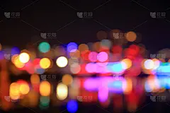 海滨城市的夜晚灯光。