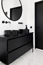Cuarto de baño con elementos en negro, tanto muebles y puertas, como sanitarios, grifería y espejo. #tendencias2020 #mueblesdebano #banomoderno