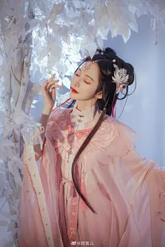 「  朔风吹散三更雪，倩魂犹恋桃花月。 」