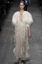 Valentino Fall 2016 Ready-to-wear,现在的设计总是可以看到很多过去的影子，但这种印象是飘忽不定的，比如这种来自上世纪60年代长袖罩衫裙的设计，甚至有时候你已经厌倦了那一大套关于灵感的说辞，如果说夏帕瑞丽当时构建了这样的系列设计的点子，现在很多时候更像无病呻吟，衣服好才是真的好。 ​​​​