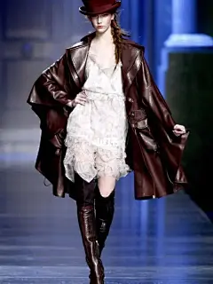 审美积累|Dior英伦经典 : Dior fall 2010 之前评论里有小伙伴提到dior的海盗爷时期，最近打算针对这一时期，长在我审美上的设计盘点一下子。