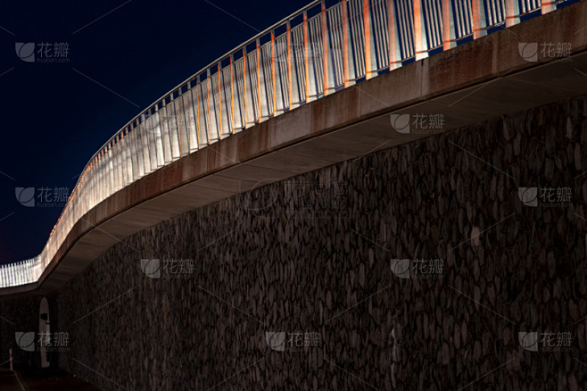 照明设备,建筑,夜晚,白色,铁,蓝色,栏杆,视角,黄昏,步行道路