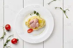 小兔子形状的鱼肉饼配土豆泥给小孩吃