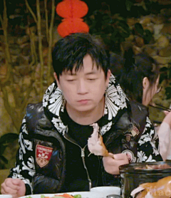 #潘粤明#  
我靠这个男孩子怎么吃个鸡腿都那么可（yòu）爱（rén） 
一听说吃鸡腿粉丝会截表情包眼神瞬间呆滞哈哈哈哈哈 ​​​​