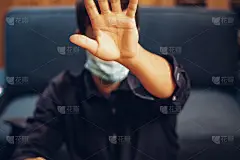 停止。这是冠状病毒。无防护服和窗帘禁止入内。不戴口罩不行。医疗部门。一名年轻人告诉进入者，他不能进入