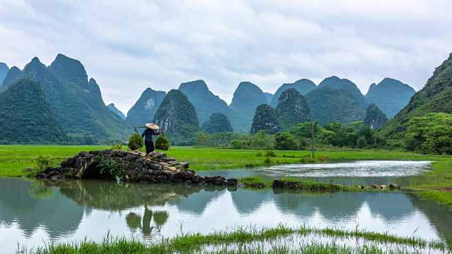 一个当地农夫在一座古老的石桥上由Merc...