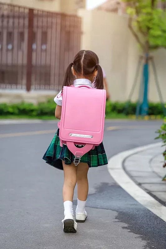 路上背书包的小学生背影图片-花瓣网