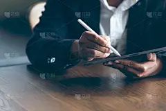 亚洲商务人士在办公室使用数字平板电脑操作网络，在办公室线上进行电子商务，媒体达到操作指引，为全景横幅