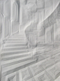 通过压印、折皱等平凡的手法，德国艺术家Simon Schubert在简单而普通的白色纸张上，创建了许多如浮雕一般的楼梯、走廊等建筑空间场景。作品上的折痕往往只有几毫米 ，因此在创作完成后，艺术家还会巧妙利用不同角度的光线，来创建出纸上建筑空间的三维立体感。