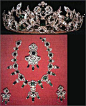 整套首饰是从国王的王冠上截取下来的一部分 
这套绿宝石镶嵌的王冠以及整套首饰是从国王的王冠上截取下来的一部分，因此这套首饰是不允许离开丹麦国土的，女王从未在丹麦以外的地方戴过这套首饰。