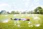 人,休闲装,自然,户外,20到24岁_146672190_Man sleeping in grass, surrounded by bubbles.._创意图片_Getty Images China
