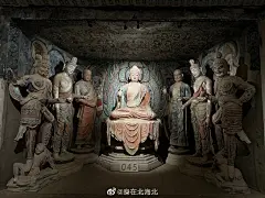 莫高窟第45窟（整窟原大3D打印）
#盛世修典——中国历代绘画大系成果展#

第45窟位于莫高窟南区中段下层，虽无明确的造窟功德记和文献记载，但从洞窟形制、壁画内容和艺术风格看，其营建时间应在盛唐时期。此窟平面方形，覆斗藻井顶，团花井心，四披画千佛。正壁敞口龛内的塑像是此窟的重点，是唐代雕塑艺术的杰作。这铺塑像原系九身，龛外两侧力士像己毁，现存七身。塑像按照通常秩序纵向对称的布置在深敝口龛内。以佛像为中心，按身份等级侍列成对弟子、菩萨、天王，由于身份的不同，人物的表情和气质也截然有别。造成有静有动、文武并