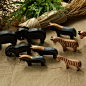 百武西 日式风格木质工艺品摆件
材质：樟木 
颜色：黑色大象、条纹斑马、拼色小马 
重量：370g