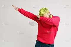 一张黄色头发的兴奋男子的照片，展示了网络流行的表情包姿势，庆祝成功胜利，轻拍趋势，表达了积极的情绪。