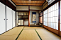 TRADITIONAL HOUSE:TATAMI ROOM - 大阪市的独立屋 出租 : 位于日本大阪市的独立屋。 这房子是日本的一个完整的家,以前超过70年建立了我的爷爷奶奶。 母亲,并交给了我和父母与子女三代人我住在这里。 你进家门的时候复活,它是非常重要的纪念意义的房子。 细木工及玻璃也是那些日子之一,它是一个小花园(在花园里的树木和鲜花),并在一楼和二楼的凉亭和书院那里,日本房屋的情感,如字段之间感觉。 节省一些空间,在所有的榻榻米,睡前也要休息和传播一个蒲团上榻榻米。 周围安静  这里地处大阪难