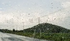 雨滴落在玻璃表面的背景，抽象的背景