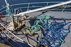 Douarnenez。拖网船头上的散装绳索。Finistere,布列塔尼