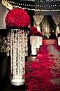 红色的花球和垂吊的水晶-婚礼素材收集者-汇聚婚礼相关的一切