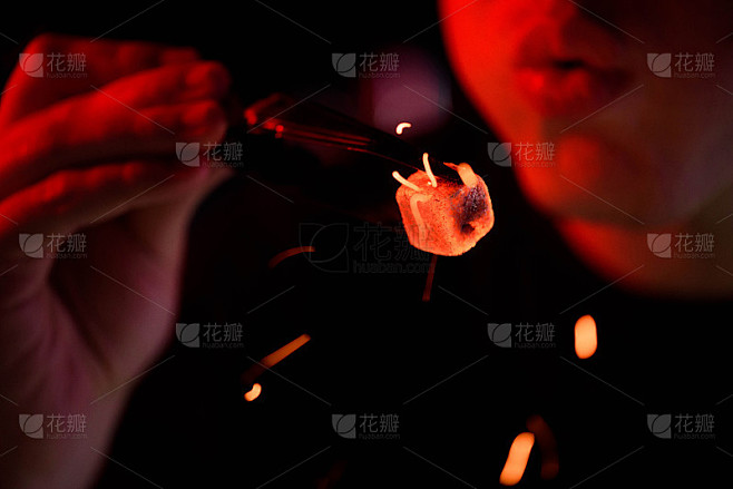 水烟，烧红的煤。人吹煤，火花飞溅。