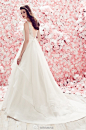 Mikaella Bridal 2014春夏婚纱，在玫瑰花的背景映衬下，唯美的气息从每一片蕾丝与裙摆的薄纱中随风而来。