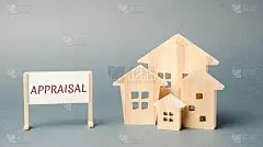 一张写着“估价”的海报和一座微型木屋。房地产。评估物业/房屋。评估。公寓、住宅。评估师。估值