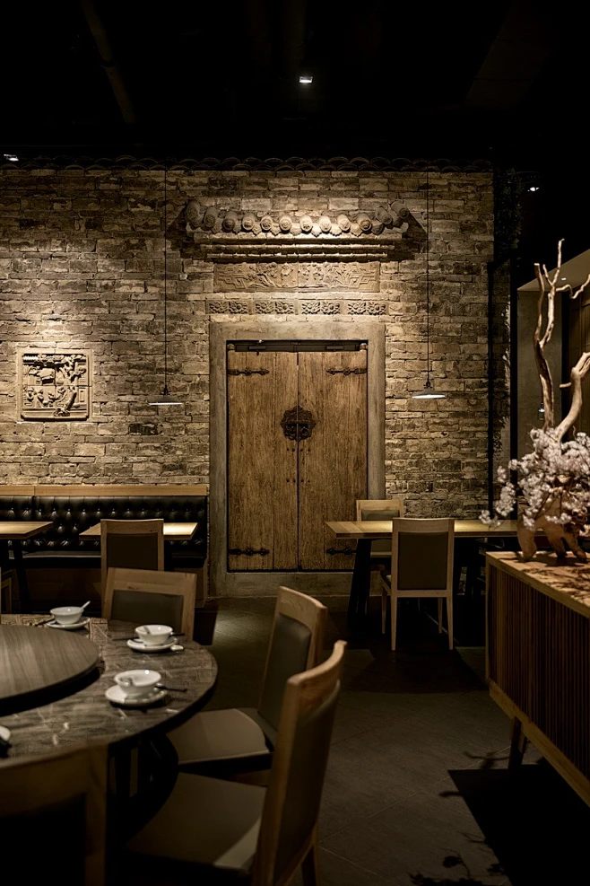 徽风皖韵 餐饮 徽派 复古 中国风 新中式 【餐厅内以古朴的灰砖背景墙去协调深沉安静的木质桌椅，自然和谐，天然去雕饰的纯朴之风弥漫了每个角落 ...