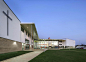 万圣学院/Nicholas Hare Architects建筑事务所 教育类




Nicholas Hare Architects建筑事务所设计的万圣学院位于切尔滕纳姆西部，楼高三层，为900名学生和200名六年级中学生提供中等教育。建筑的中心为入口中厅，此处设有一个由铜色表皮的小教堂。透过景观广场看向该建筑，小教堂清晰可见。





画廊沿着中厅排列，直接通往三个幅散开的侧翼学习区，这里有大部分的教室。礼堂位于画廊的北端，而音乐室与用餐区和餐饮区位于建筑......