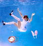 #爱丽丝#在水中漫步的女孩 兔耳朵 时钟 #水下摄影#