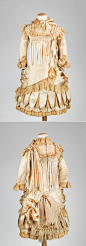 结合了高格调的要素和轮廓，这条裙子是19世纪80年代服装剪裁精心制作方面的杰作，这种19世纪80年代时尚喧嚣的缩影时常运用于当时的童装