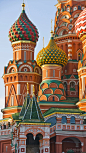 莫斯科圣母大教堂，也叫圣瓦西里大教堂，位于莫斯科克里姆林宫墙外，红场莫斯科河畔之间，号称世界八大奇九之一。——圣瓦西里教堂#俄罗斯