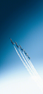 战斗机 航空 飞行 飞机 蓝色 天空 烟雾 苹果手机高清壁纸 1125x2436_爱思助手