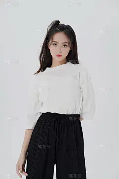 服饰系列实景模特穿着白色T恤和黑色九分裤的白棚摆拍LYQ_9.半袖t桖白色_IMG_0183