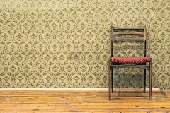 维多利亚风格的复古图案墙纸。装饰背景和椅子。