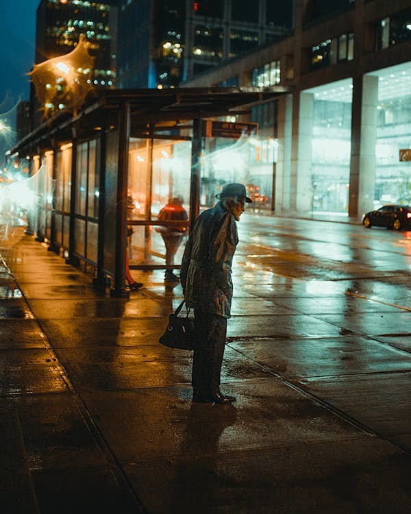 免费 一个老人在人行道上的照片 素材图片