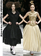 秀场回顾|▪️Alexander McQueen 2008FW : 这场秀融合了「暗黑、宗教、芭蕾」等多种神秘元素，灵感来源于维多利亚女王、威灵顿公爵和印度王朝贵族的形象，甚至可以窥见印度纱丽的影子。 堆叠厚实的芭蕾舞裙、柔软细腻的天鹅绒毛、精美奢华的宝石金线，细致的