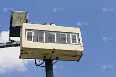 运输部司机操作自重地磅显示读数