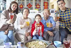 快乐的亚洲家庭在家里吃晚餐，庆祝中国新年