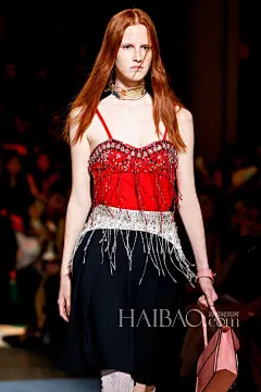 【图】跃动的流苏！2014春夏流行趋势之流苏元素华丽回归：从裙摆、披肩到手抓包，“甩”出潇洒摩登劲！_第12页_春夏流行趋势_海报时尚网