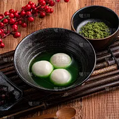 抹茶大汤圆和木桌上的抹茶汤。