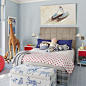 在旧金山的一个中等大小的过渡男孩地毯和灰色地板孩子的卧室设计与蓝色墙壁的例子