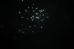 闪耀热闹光芒四射素材鞭炮图片烟花新年爆竹多姿多彩点燃背景春节除夕燃烧爆炸璀璨高清免费火花喜庆818A9822 – 饿狐背景网站-微距高清设计素材免费图片下载海报壁纸摄影背景素材，背景图，背景墙，背景板，背景图片，背景纹理，背景板设计，背景材质，背景大图