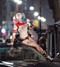 继续《自杀小队》片场照，玛格特·罗比的Harley Quinn，上瘾……
