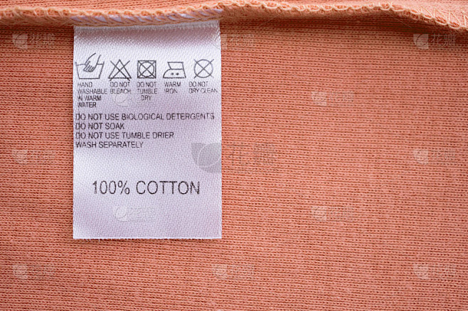 白色洗衣房洗涤说明衣服标签上的棉质衬衫