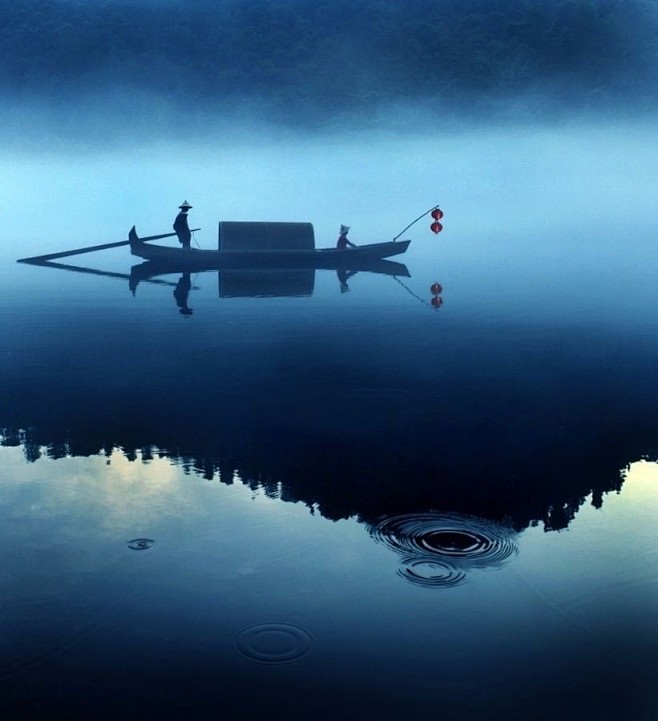 《君看一叶舟》海边的小螺扁舟叶渡渡秋晚，星河迢念，锦瑟江分，渔歌缈缈影船尾，泛泛棹千水，辽辽点点帆。落花轻流光，珠壁玉人笛箫漫，明月留我醉，乍