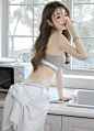 身材好颜值高的紧身运动背心牛仔裤靓丽美少女厨房一角性感私拍写真照 - 搜优图片网